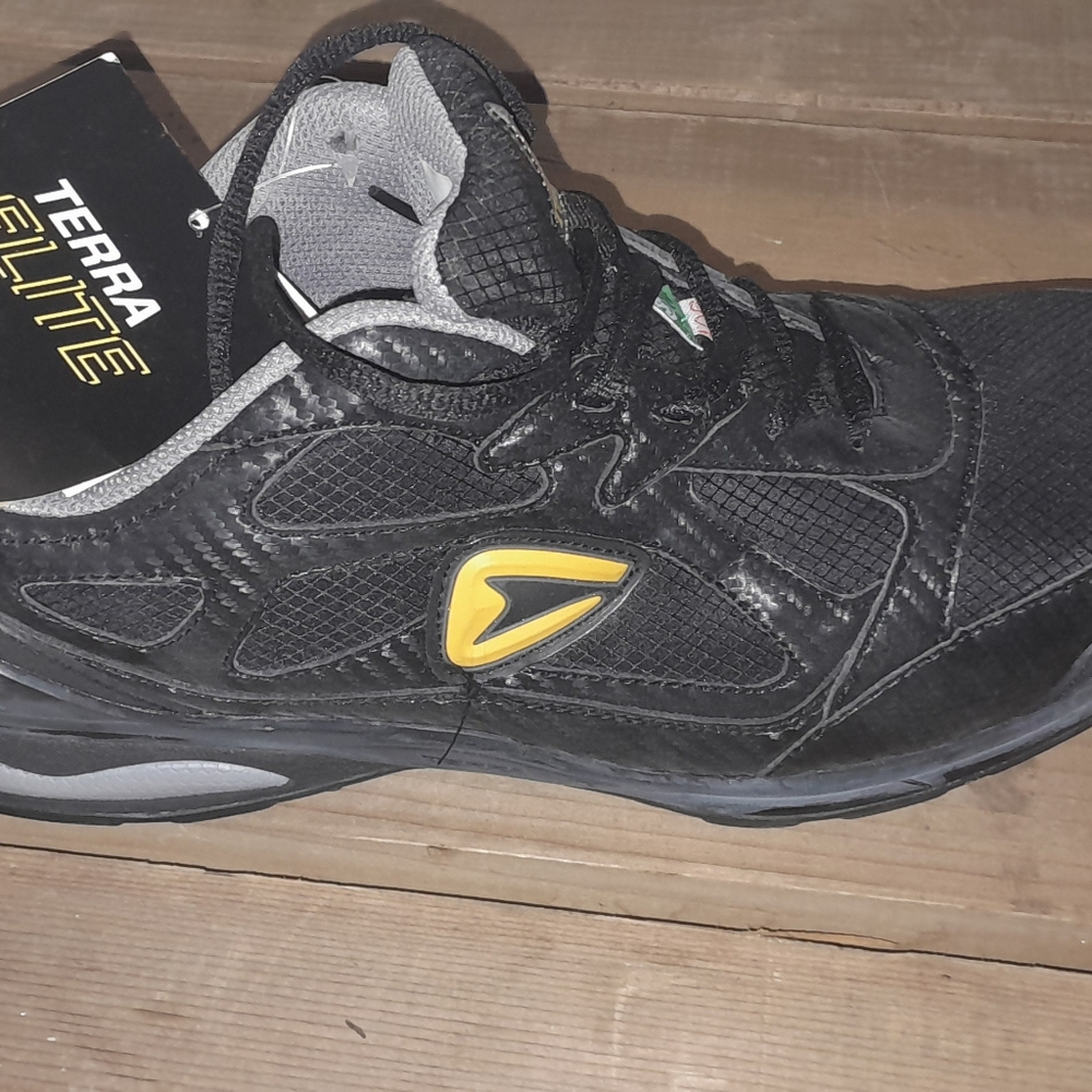 Steel toe work shoes